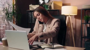 Aşırı çalışmanın stresi Kafkasyalı iş kadını kadın işkadını işkadını işkadını işkadını işkadını işveren sekreteri cep telefonu görüşmecisi evrak düzenleme ev bilgisayarında birden fazla iş stresi