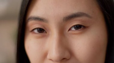 Gülümseyen mutlu kadın gözlerini kapat Asyalı iş kadını müşterisi neşeli kız Japon iş kadını kameraya bakıyor iyi görüş lensleri görüşü lazer ameliyat göz doktoru