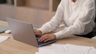 Mutlu, rahat Asyalı kadın ofis çalışanı Japon Koreli iş kadını öğretmen dizüstü bilgisayar yazmayı bitirdi.
