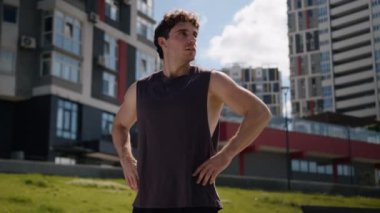 Kendine güvenen beyaz adam kalçalarını kaldırır... başarı elde eder... gururlu sporcu... dayanıklı erkek... güçlü motivasyon sporcusu... aktif antrenman yapıyor... şehir dışında egzersiz yapıyor.