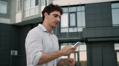 Kafkasyalı bir adam sokakta cep telefonuyla yürüyor. Akıllı telefonlardan mesajlaşıyor. İletişim elemanlarıyla sohbet ediyor.