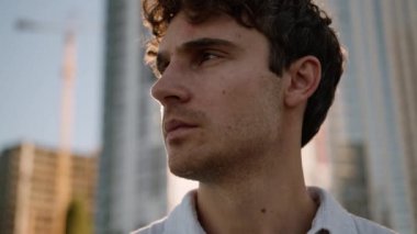 Yakından bakıldığında ciddi bir beyaz adam kendinden emin bir iş adamı gibi görünüyor. Zor bir karar. Problemli patron, çalışanı dışa dönük bir iş adamı.