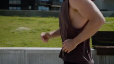 Yandan bakıldığında Avrupalı beyaz erkek sporcu erkek atletik erkek açık havada koşucu eğitimi sabah koşuda fiziksel aktivite çalışması sağlıklı yaşam tarzı şehir egzersiz hareketliliği