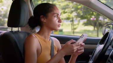 Sıkıcı Afro-Amerikalı kadın kadın iş kadını kadın otomobil taşıma aracı yorgunluktan bitap düşmüş cep telefonu akıllı telefonu çevrimiçi sıkıcı içerideki cihaz tatminsiz iş dünyası