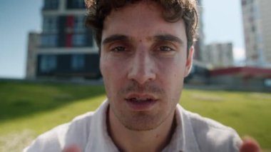 Yüzü örten yorgun, mutsuz, Kafkasyalı adam kederli, kederli, çalışkan, üzgün, acı çeken, stresli, iş adamı, iş adamı, şehir dışında çok çalışan, depresyondaki iş adamı sorunları.