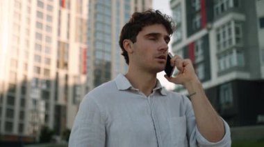 Kafkasyalı bir adam cep telefonuyla konuşuyor. Konuşuyor. İletişim kuruyor, iş görüşmeleri yapıyor.