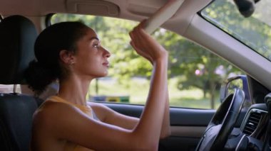 Makyaj aynası tamir eden Afro-Amerikalı kadın araba kadın otomobil taşıma aracı sürücüsü iş kadını iş kadınını moda kozmetik zarifliğinin içine sürüklüyor