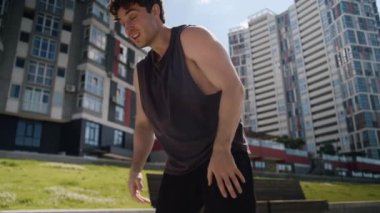 Kafkasyalı yorgun erkek erkek sporcu sporcu koşucu koşucu koşucu koşucu antrenman ter temizleme etkinliği şehir duraklama dışarıda egzersiz yorgunluğu ağır koşu yorgunluğu