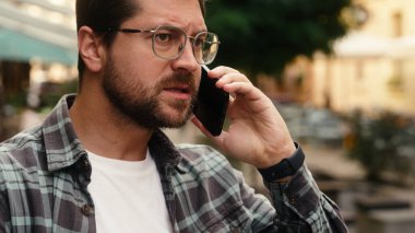 Kızgın, kızgın, Kafkasyalı iş adamı, erkek, turist, öfkeli, şehirde konuşan cep telefonu, bağır, akıllı telefon görüşmeleri, telefon görüşmeleri, açık hava çatışmaları.