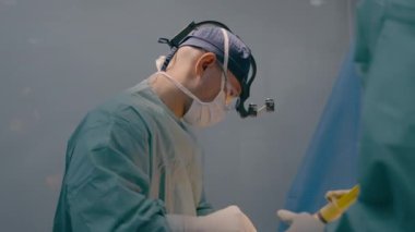 Üniformalı cerrah doktor doktor sağlık ekibi sıhhiyesi cerrahi liposuction estetik cerrahi acil ameliyat hastane kliniğinde hasta sağlığı için tıbbi ameliyat