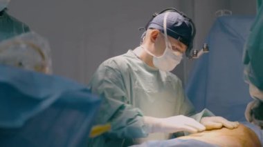 Üniformalı doktor, cerrahi hekim, sağlık hemşiresi, cerrahi ameliyat, estetik cerrahi, hasta sağlığı, acil tıbbi tedavi ve sağlık hizmetleri için hazırlanmaya yardımcı oluyor.