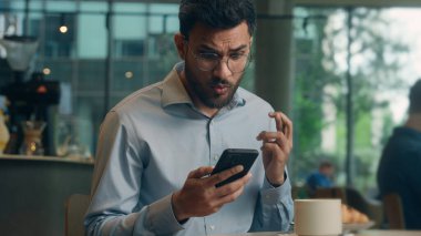 Hintli iş adamı Arap işadamı, Kafe Hope 'daki erkek kullanıcı ziyaretçisi cep telefonu sahibi olmak istiyor. Kötü haber dolandırıcılığı, cep telefonu sorunu.