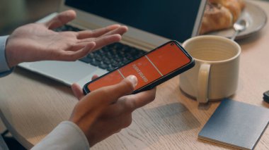 Tanımlanamayan bir adam cep telefonu tutan üzgün bir adam. Telefondaki uçuş mesajını iptal et. İş adamı, ziyaretçi, havaalanı kafesi, havaalanı, havaalanı, havaalanı, havaalanı, iş seyahati.