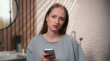 Kafkasyalı kadın ev sahibi. Umut verici cep telefonu sahibi. Kötü haberler alıyor. Cep telefonu dolandırıcılığı, online bahis kaybediyor.