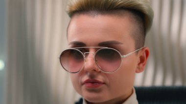 Beyaz gözlüklü fütürist kadın gözlüklü beyaz stüdyo modern gelecekteki yenilik yakın plan siber kadın moda moda moda gözlüklü kadın gözlüklü sandalye kapalı gözlüklü rahat ol meditasyon yap