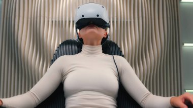 Kadın bilişim uzmanı, oyun stüdyosu hi-fi modern yenilikçi teknolojisi. VR gözlükleri takıyor. AR Google 'da sanal arttırılmış gerçekliği keşfediyor.