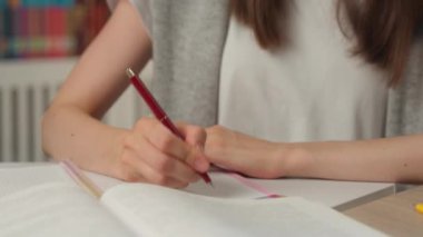Kafkasyalı kadın öğretmen öğrenci kütüphanesini kapatın. Öğrenim öğrenimi, elinde kalem tutan kız çocuğu eğitin. Okuma kitabı hazırlama sınavı notları, not defteri üniversite ders akademisi.