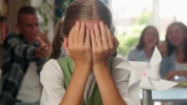Üzgün, ağlayan, zorba, kız, liseli, kız, kız, çocuk, okuldaki ergen, ağlayan, sinirli öğrencilerle dalga geçen, eğitim problemleriyle uğraşan öğrenciler.