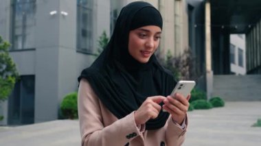 Siyah tesettürlü, Müslüman, kadın, iş kadını, iş kadını, iş adamı, profesyonel şampiyon cep telefonu başarısı kazandı. Şehir telefonunda zafer kazandı.