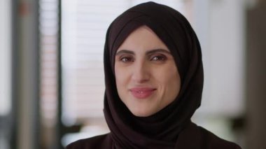 tesettürlü Arap iş kadını tesettürlü müslüman kız ofis portresini kapat dişçi dişçi gülüşü mutlu kadın dini Arap güzel yüzü neşeyle gülümseyin