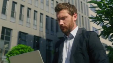 Yoğunlaşmış Kafkasyalı erkek işveren müdürü işadamı işçi işçi işadamı uzaktan kumandalı bilgisayarlı bilgisayar bilgisayarı danışmanı şehir merkezindeki internet satışlarında sohbet eden müşteri.