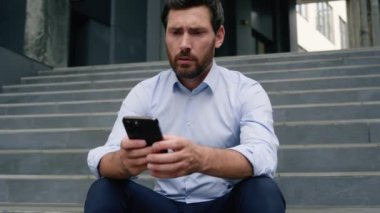 İflas eden işsiz, beyaz iş adamı, şehir işsizlik krizinde iş adamı, işten çıkarılma kutusu kapatma, telefon araması yapma, akıllı telefonu merdivenlere koy.