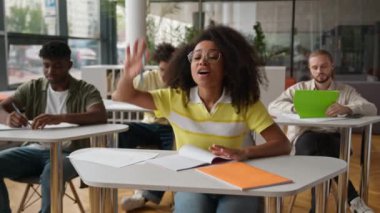 Okul üniversitesi ders sınıf arkadaşları sınıfta oturan Afrikalı Amerikalı kız öğrenci bayan bayan öğretmen sorununu sorun özel öğretmenle konuşma zor çalışma konusunu tartışın