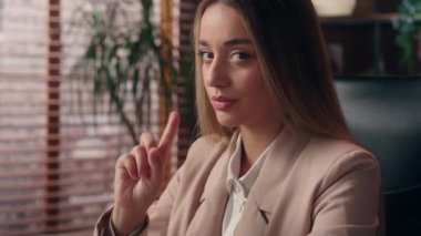 Ciddi Kafkasyalı hoşnutsuz iş kadını, iş kadını, iş kadını, girişimci kadın, kameraya işaret parmağı sallayan kadın, olumsuz hareket.