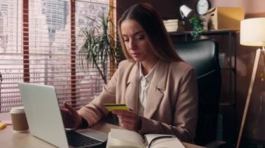 Kafası karışmış Kafası karışık beyaz iş kadını kadın iş kadını kredi kartı kullanıyor. Bilgisayarda şifre yazarken online hata işleme hatası öderken ofis kameralarına bakarken omuz silkerken hata yapmış.