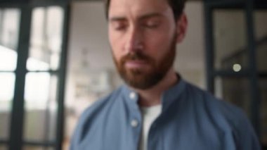 Ciddi bir şekilde Kafkasyalı erkek, yetişkin erkek, hayal kırıklığına uğramış yetişkin baba portresi ev içinde kameraya bakıyor sakallı üzgün ebeveyn, psikolojinin yüz ifadesini bozduğunu düşünüyor.