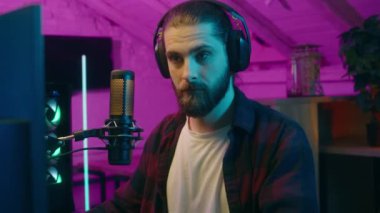 Şaşırtıcı, düşünceli, beyaz flama bağımlısı, erkek, sözü geçen, evde kafa karıştırıcı oyun akışı hakkında kafa yoran, kafası karışık, oyun sorunu olan blogcu, sanal oyun blogu yazma konusunda şaşırmış.