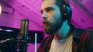 Mutlu Kafkasyalı blog yazarı video oyunu oynayan online sohbet mikrofon radyo bağımlısı oyuncu erkek siber spor flamasını kutlayarak kazandı evinde kupa başarısı kazandı