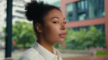 Kenardan kendine güveni olan başarılı Afrikalı Amerikalı kadın kameraya bakıyor ciddi yüz portresi üzgün kız iş kadını şehir dışında, şehir dışında hayal kırıklığına uğramış etnik ifade.