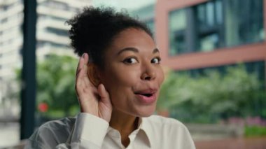 Afro-Amerikan kulak misafiri oldum. Dedikodu haberleri. Heyecanlı kadın iş kadını. Duyduğum duyumlara kulak misafiri oldum.