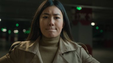 Şüpheci, kuşkulu, genç Asyalı, düşünceli, genç bir kız Koreli, Çinli, Çinli, Japon bir kızın araba parkında kadın iş kadınını düşünmesi...