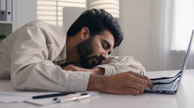 Tembel, uykulu, erkek müdür yorgun, yorgun, yorgun, yorgun, Arap, Hintli iş adamı, bilgisayar uzmanı, uzaktan çalışan sıkıcı, masa başında uyuyan, aşırı mesai yapan, yorgun, yorgun, uykusuz, uykusuz.