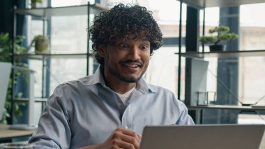 Heyecanlı Arap Hintli işadamı ofis çalışanı mutlu adam iş başarısını kazandı başarılı iş anlaşması online zafer erkek CEO yatırımcı başarı mutluluğunu kutladı