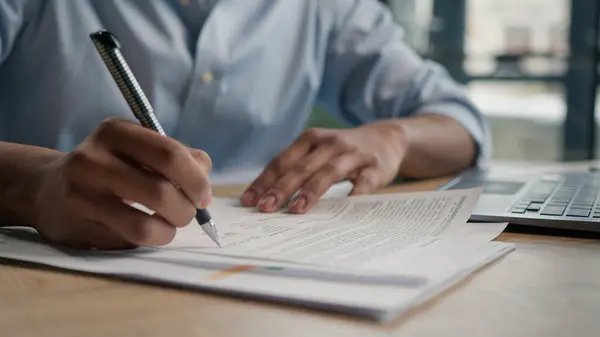 Ofis masasında iş belgelerini imzalayan, tanınmayan bir iş adamı hakkında rapor yazıyor. Üniversite 'de İngilizce sınavı yazıyor.