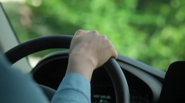 Tanımlanamayan kadın kadın elleri direksiyondaki kız kız iş kadını kadın sürücü şehir aracıyla araba süren araba kiralayarak test sürüşü yapan yeni elektrikli otomobil satın alan kadın.
