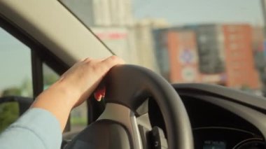 Bilinmeyen kadın el direksiyonlu kadın, kadın sürücü, elektrikli araba kullanıyor, sol araç kullanan kız, alıcı, şehirde araba parkında seyahat eden, kiralık araba sigortası taksisi.