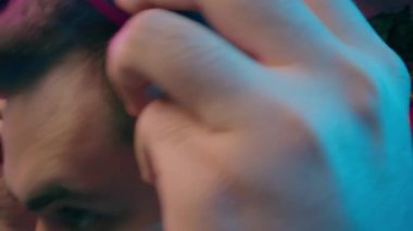 Kafkasyalı blogger bağımlısı siber sporcu kulaklık takan adam ev radyo yayıncısı vlogger erkek e-spor video blogu oynatan internetteki bilgisayar oyununa hazırlanıyor