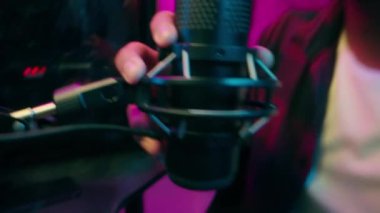 Hint Arap Müslüman erkek flamalı video oyunu siber sporcu erkek mikrofon mikrofon kayıt cihazı ağızlı adam çığlık atıyor duygular çığlık atıyor radyo sunucusu teknolojisi