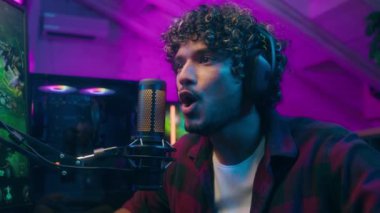 Flaman sanatçısı Arap Hintli erkek oyuncu erkek oyuncu oyuncu oyuncu sohbeti zafer siber uzay radyo sunucusu bilgisayar akışı online yayın blogcusu vlogger sanal neon stüdyosu oyun mikrofon kulaklığı oyunu kazandı