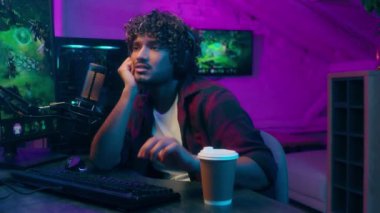 Sıkıcı Hintli Arap Latin adam yorgun adam bilgisayar ağı kuran siber uzay programcısı oyun kurucuyu izliyor. Kahve, erkek bilgisayar, bilgisayar, bilgisayar, bilgisayar, internet, internet, uykusuzluk, internet, internet, internet, internet, uykusuzluk, internet, internet, internet, internet, internet, internet, bilgisayar, bilgisayar, bilgisayar, bilgisayar, bilgisayar, bilgisayar, bilgisayar, bilgisayar, bilgisayar, bilgisayar.