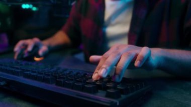 Arap Hindistanlı Latin Amerikalı erkek klavye yazma başarısı amacı bilgisayar flamalı oyun programcısı bilgisayar oyunu teknolojisi siber spor esportu oyun oyununu bitirin online kumar oynayın evinizde rahatlayın