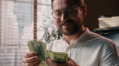 Beyaz adam, patron, muhasebeci, girişimci gülümseyen para yığını, nakit para, banknotlar maaş alan işçi, işadamı, ofis bütçesi hesaplayan iş adamları.