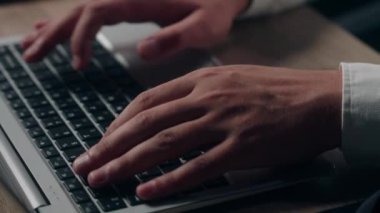 Kafkas işadamı kurumsal lider komisyoncu yetişkin adam yönetici ofis şirketinde klavye dizüstü bilgisayarı geliştirici erkek yönetici online finans projesi iş mesleği