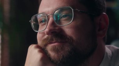 Dertsiz gülümseyen Kafkasyalı işadamı yöneticiyi kapatıyor. Hayal kuran bir yönetici. Ofis müdürü.