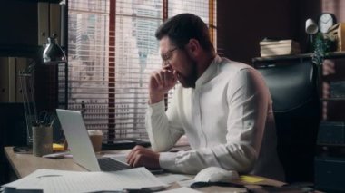 Yorgun, Kafkasyalı yönetici, uykucu, esneyen, online çalışan, bitkin tüccar, iş adamı, ofis yorgunluğu uygulaması kullanan, aşırı çalışan, kahve içen işveren.