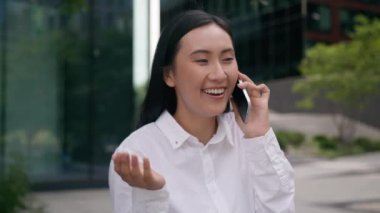 Mutlu Asyalı Koreli kadın iş kadını menajer iş görüşmesi konuşma hoparlörü akıllı telefon teknoloji müşteri sigorta kızı Joy işvereni şehir kredisi